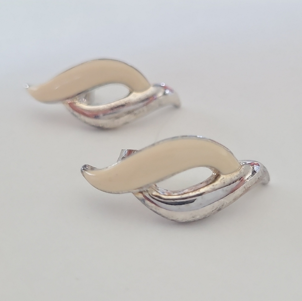 Vintage Silver Tone Cream Enamel Swirl Clip-On Earrings | Abstract Retro